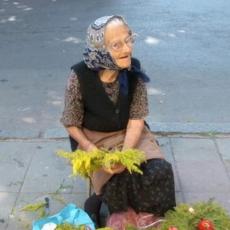 Ova baka iz Obrenovca ima 96 godina i prodaje Ivanjdanske venčiće: PENZIJU NEMAM, MORAM DA SE BORIM ZA ŽIVOT