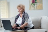 Ova baka obožava kompjuterske igrice: Prava je zvezda interneta VIDEO