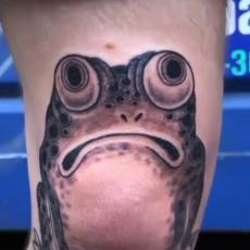Ova tetovaža žabe je nešto najsmešnije što ćete danas videti - još kad počne da se mrda... (VIDEO)