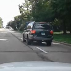 Ovaj automobil je pokosio čoveka na ulici, a čovek je zatim seo u  kola i počeo da ga JURI! (VIDEO)