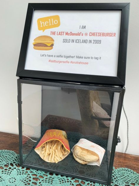 Ovaj čizburger star je 13 godina i poslednji je McDonaldsov proizvod prodat na Islandu