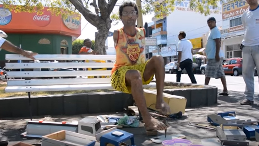 Ovaj čovek je rođen bez ruku, ali to ga ne sprečava da pravi igračke za decu nogama (VIDEO)