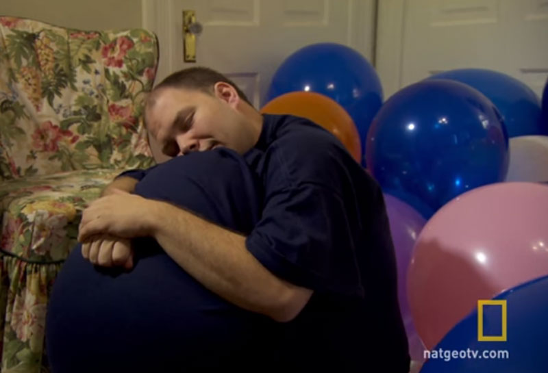 Ovaj čovek je zaljubljen u balone - Spava sa njima i plače kada puknu! VIDEO