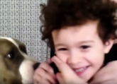 Ovaj dečak ima najneobičniju dadilju - psa /VIDEO