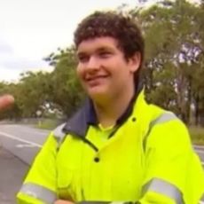 Ovaj dečak je junak svog kraja: Zbog onoga što radi PORED PUTA vozači ga časte, a mediji slave (VIDEO)