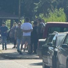 Ovako blokaderi zamišljaju izbore: Pritisci, vređanje i stranačka obeležja preko puta biračkog mesta u Kosjeriću