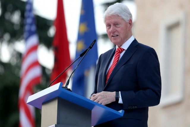 Ovako danas izgleda Bil Klinton: Čovek koji je naredio bombardovanje Srbije prošetao Albanijom FOTO