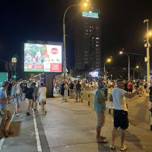 Ovako izgleda Fontana tokom blokade: Kontejneri, galama i kese pune piva - protest ili žurka?