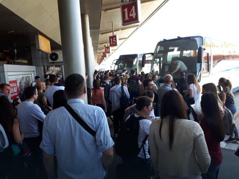 Ovako izgleda kada BEOGRAD IDE KUĆI: More ljudi na autobuskoj stanici, ogromne gužve na Ibarskoj