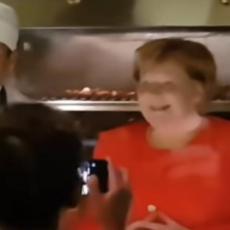 Ovako je Merkel ODUŠEVILA Argentinu: Večerala kao SAV NORMALAN SVET, a zatim otišla u kuhinju i uradila NEOČEKIVANO (VIDEO)