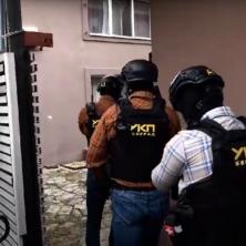 Ovako je uhapšen osumnjičeni za pokušaj ubistva iz West-a 65: Pripadnici policije ga pronašli u krevetu (VIDEO)