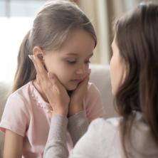 Ovakve mame i tate odgajaju ANKSIOZNE mališane: Psiholozi upozoravaju roditelje da ne OGRANIČAVAJU decu svojim strahovima