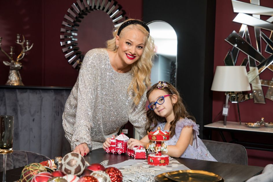 Ovakvu nema baš niko: Ilda Šaulić jelku ukrasila fotografijama voljenih, Šaban zauzima posebno mesto FOTO