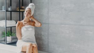Ove greške nakon tuširanja jako štete koži, upozoravaju dermatolozi