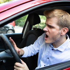 Ovih 10 ponašanja vozača najviše nerviraju njihove suvozače i saputnike