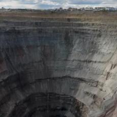Ovo je jedan od najvećih rudnika na svetu: VAZDUŠNE STRUJE iznad jame su toliko jake da USISAVAJU LETELICE! (VIDEO)
