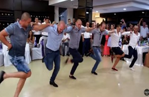 Ovo je nenormalno dobro Momci su dosli na svadbu krenuli da igraju KOLO i sve svatove su ostavili bez daha (VIDEO)