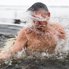 Ovo niko nije očekivao od njega! Američki ambasador učestvovao na bogojavljenskom kupanju (FOTO)