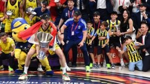 “Kad sam bio klinac sanjao sam ovo”: Marko Gudurić podigao pehar šampiona Evrolige (VIDEO, FOTO)