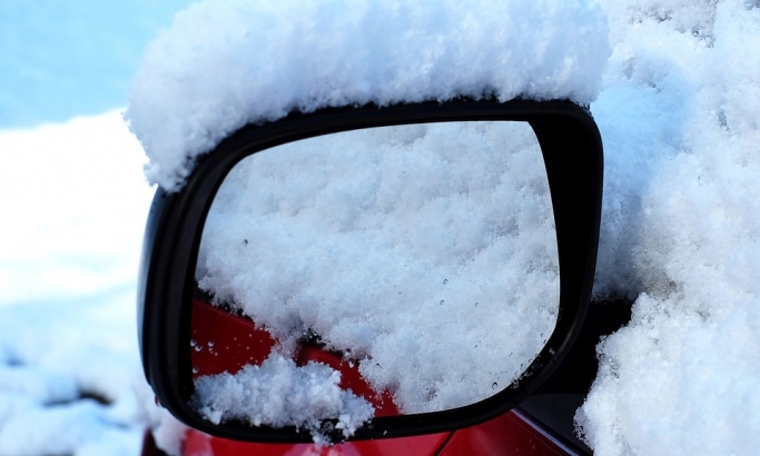 Ovo svaki vozač mora da zna: Kako da izvučete auto zaglavljen u snegu