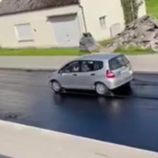 PA DA LI JE OVO NORMALNO: Vozač Honde je želeo da skrati put preko sveže postavljenog asfalta (VIDEO)