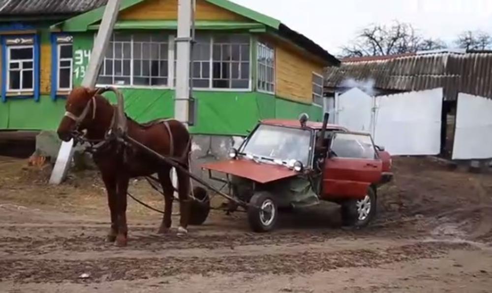 PA OVO JE HIT IZUM! NI KONJ NI AUTOMOBIL: Pogledajte šta je jedan Belorus naravio da se vozi po selu! (VIDEO)