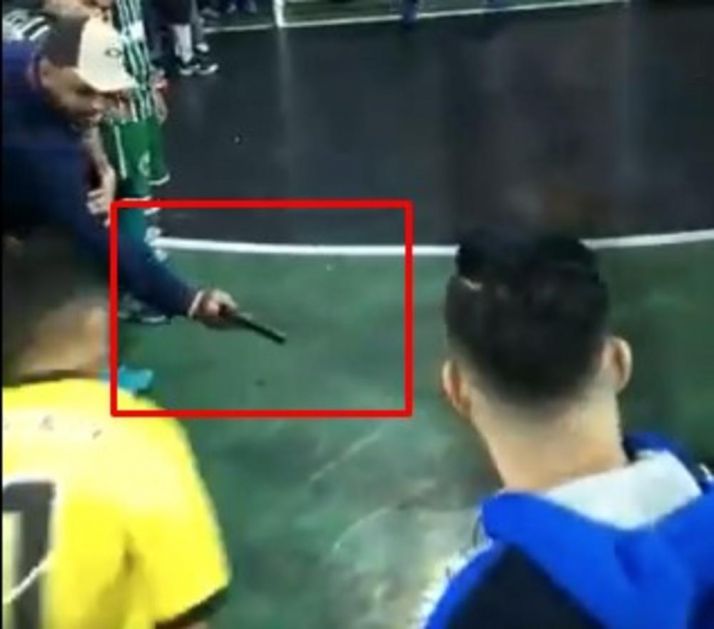 PA TI PUCAJ PENAL AKO SMEŠ! Navijači domaćeg tima igraču uperili pištolj u koleno dok je šutirao sa bele tačke! (VIDEO)