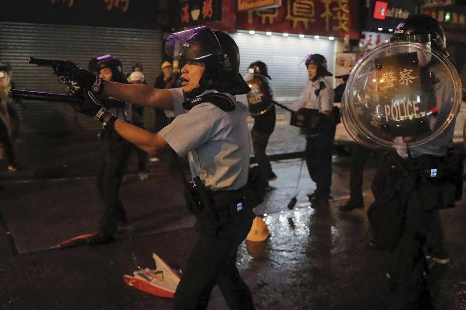 PADAĆE GLAVE: U Hongkongu POLICIJA ZAPUCALA foto+video
