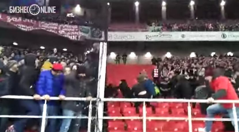 PAKLEN MOSKOVSKI DERBI! Navijači CSKA krenuli preko ograde na Spartakove – evo kako se to završilo! (VIDEO)