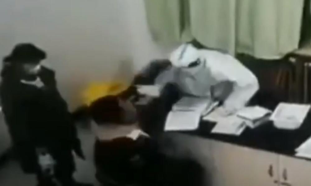 PAKLENO TESTIRANJE NA KORONU U KINI: Muškarac iznenada napao sestru dok mu je uzimala bris (VIDEO)