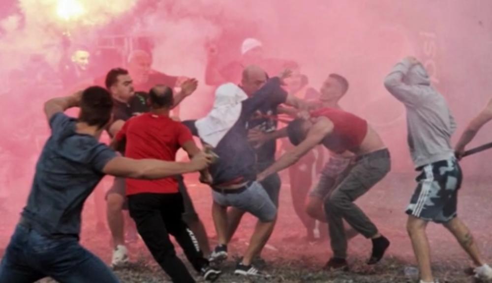 PALA KRV U ALBANIJI: Tuča navijača u centru Tirane pred veliki derbi! Sevale pesnice, letele štangle, pucale glave... (UZNEMIRUJUĆI VIDEO)