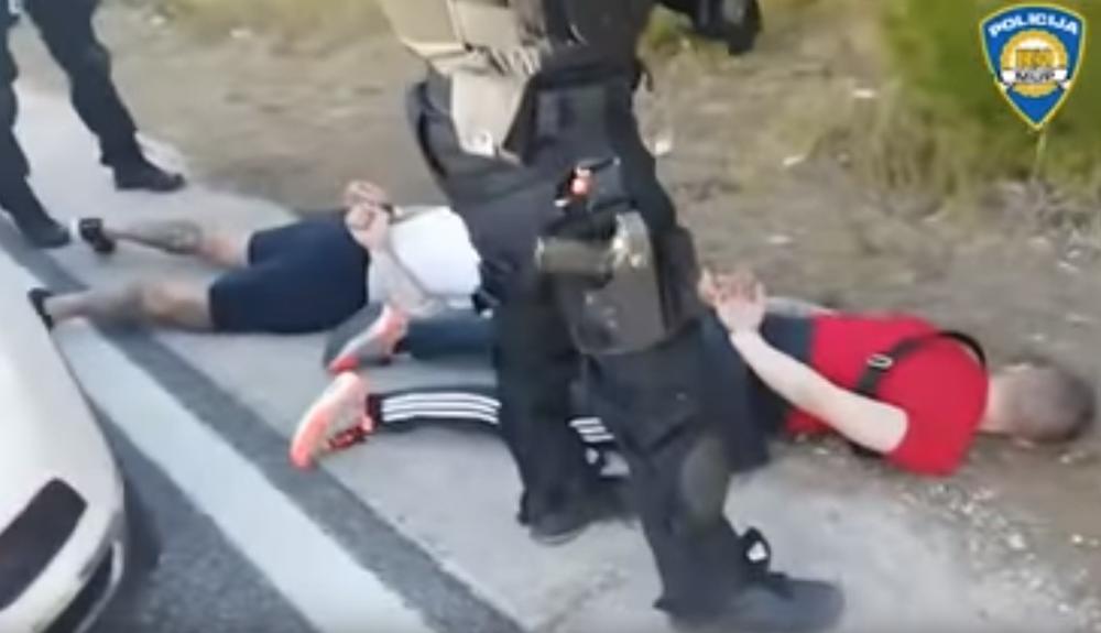 PALA OPASNA KRIMINALNA BANDA KOD SPLITA! POLICIJA IH POBACALA PO PUTU: Pogledajte SPEKTAKULARNU akciju hapšenja! UBIJALI, KRALI I ZASTRAŠIVALI da bi preuzeli hrvatsko PODZEMLJE! (VIDEO)