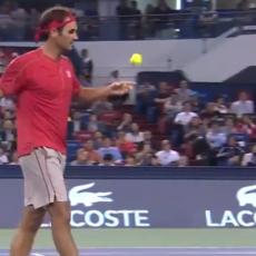 PALE MASKE: Federer BESNO bacio lopticu u publiku, a ono što se posle desilo otkrilo je pravo lice Švajcarca (VIDEO)
