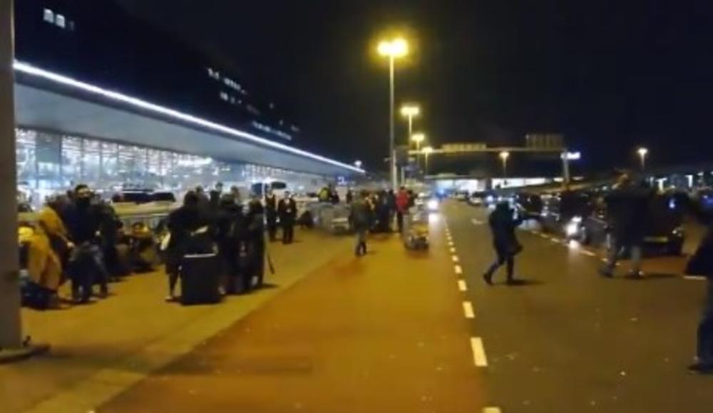 PANIKA NA AERODROMU U AMSTERDAMU: Putnici evakuisani zbog sumnje da je postavljena BOMBA, uhapšen Kanađanin (VIDEO)
