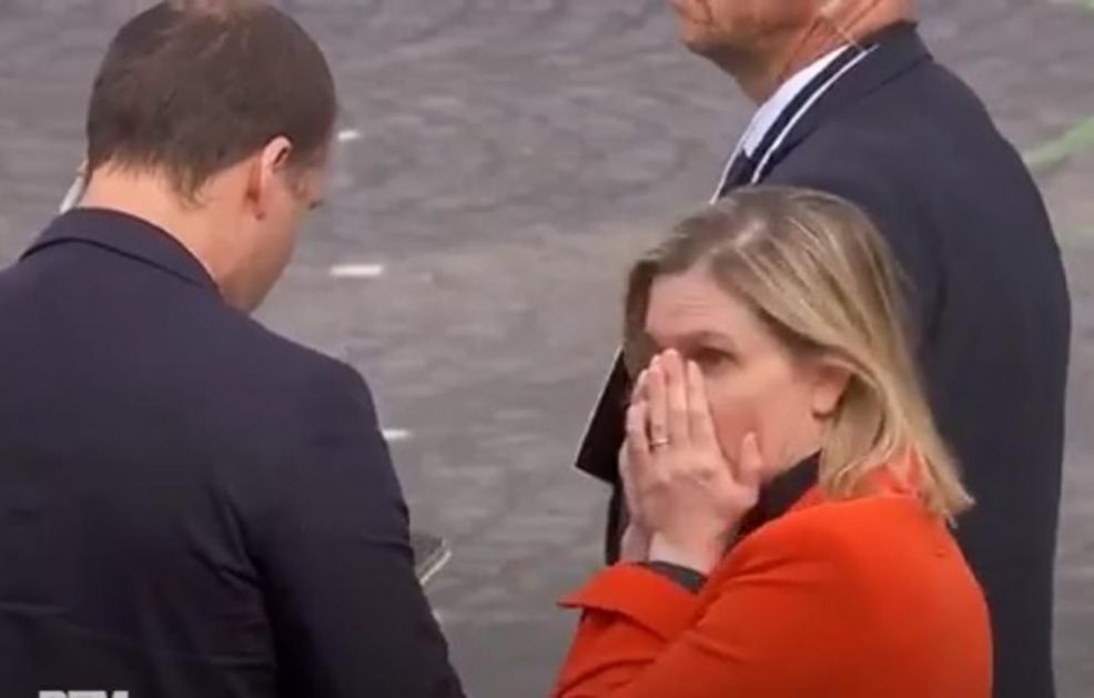 PANIKA NA DANU BASTILJE! Francuska ministarka izašla iz autmobila pa potrčala nazad za njim, svi u šoku! (VIDEO)