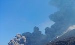 PANIKA NA SICILIJI: Posle eksplozije zamračilo se nebo, turisti bežali u crkvu (FOTO)
