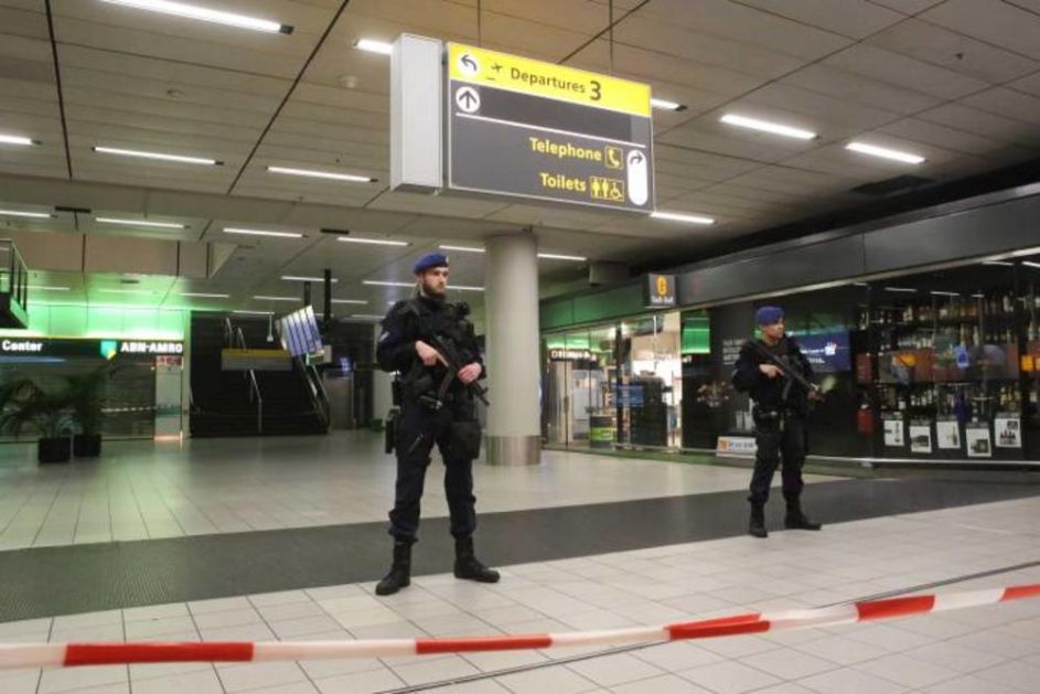DRAMA U AMSTERDAMU! POKUŠAJ OTMICE AVIONA: Žandarmerija zatvorila aerodrom! Evakuisani putnici sa leta za Madrid! Stigla i Hitna pomoć! (FOTO)