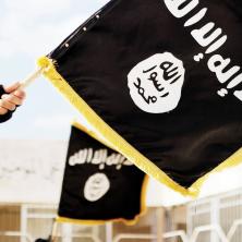 PANIKA U BEOGRADU! Muškarac vitla PUŠKOM ispred zastave Islamske države