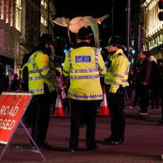 PANIKA U LONDONU: Na aerodromu pronađen sumnjiv paket, policija obezbedila lice mesta (VIDEO)