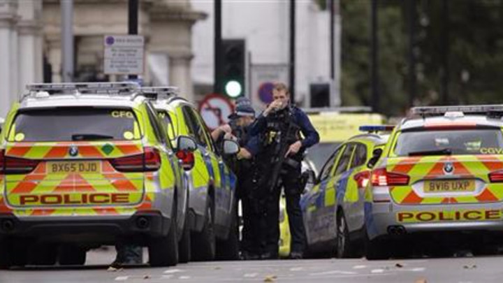 PANIKA U LONDONU: Uleteo automobilom u pešake, DVOJE KRITIČNO! (FOTO)