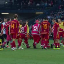 PANIKA U RIMU: Igrač Rome KOLABIRAO na terenu! Utakmica PREKINUTA