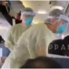 PANIKA ZBOG OPASNOG VIRUSA KOJI NAPADA PLUĆA: U avionu lekari u zaštitnim odelima kontrolišu putnike (VIDEO)