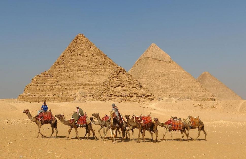 PANIKA ZBOG SRPSKIH TURISTKINJA U EGIPTU: Umesto da ostanu u samoizolaciji one otišle na izlet, a JEDNA IMALA KORONU