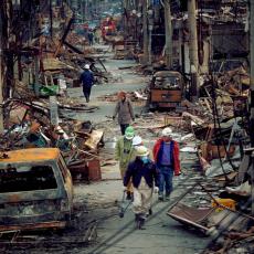 PANIKA u Indoneziji: Ljudi bežali iz zgrada koje je zemljotres krenuo da ruši, ima poginulih (FOTO)