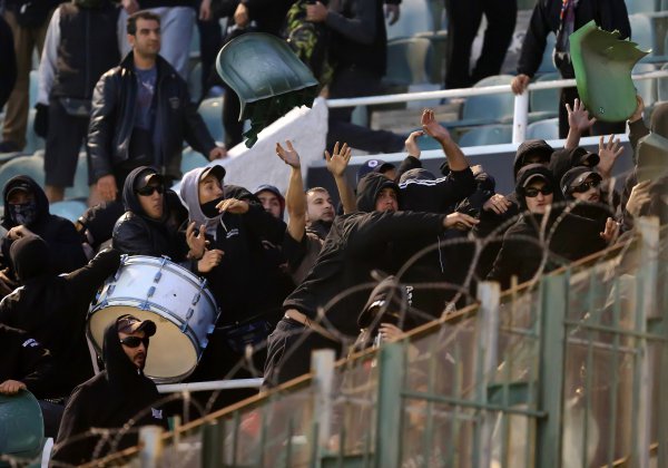 PAOK plaća odštetu povređenim policajcima u neredima navijača