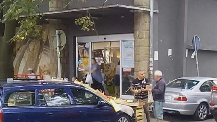 (PAPARACO) SVAĐA NASRED ULICE! Ivan Gavrilović kupovao voće i povrće na ulici, a onda je usledilo CENKANJE I ŽUSTRA RASPRAVA (VIDEO)