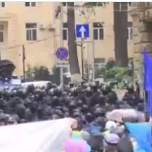 PARLAMENT POD OPSADOM! Policija u sukobu sa demonstrantima: Leteli predmeti na sve strane, uhapšeno 20 ljudi (VIDEO)