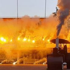 PARNI VALJAK MELJE NEMA STAJANJA: Bakljada Grobara ispred stadiona u Humskoj (FOTO)