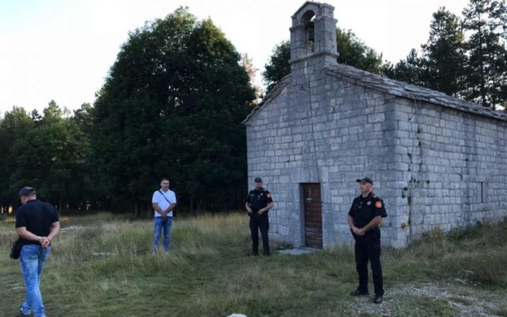 PENDRECIMA ZABRANILI LITURGIJU NA PREOBRAŽENJE: Crnogorska policija sprečila sveštenike SPC da služe u crkvi na Ivanovim koritima (FOTO)