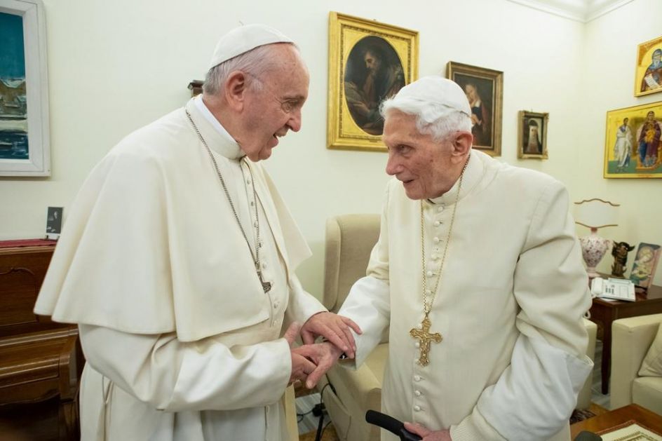 PENZIONISANI PAPA BRANI CELIBAT U KATOLIČKOJ CRKVI: Benedikt XVI pozvao papu Franju da ne zaređuje oženjene muškarce!